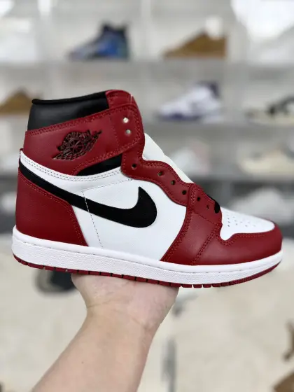 ▪️GK纯原 Jordan Air Jordan 1 Retro Chicago 芝加哥 潮流 高帮 复古篮球鞋 男女款 白红 ▪️ (35.5 36 36.5 37.5 38 38.5 39 40 40.5 41 42 42.5 43 44 44.5 45 46 47.5) ▪️货号:555088-101/575441-101 ▪️Air Jordan 1复古篮球鞋是耐克为篮球巨星迈克尔·乔丹打造的经典鞋款,自1985年问世以来,凭借独特的设计、卓越的性能和深厚的文化底蕴,成为篮球鞋领域的传奇之作.Air Jordan 1的设计灵感源于乔丹在北卡罗来纳大学时期的球鞋风格,融合了篮球运动的实用需求与时尚元素.1984年,耐克与乔丹签约,为其量身定制首款签名鞋,旨在通过独特的设计吸引目光,同时满足乔丹在赛场上的高性能需求.多采用优质全粒面皮革或麂皮材质,质感细腻,耐磨性强,同时赋予鞋款复古质感与高级触感,部分款式还通过做旧、磨砂等工艺强化复古氛围.鞋侧的Swoosh标志、后跟的Wings飞翼标志、鞋舌的Jumpman标志等经典元素,成为Air Jordan 1的标志性符号,既传承了品牌基因,又增添了时尚感.搭载Nike Air气垫技术(部分款式为内嵌式Air缓震),提供良好的缓震性能,有效吸收冲击力,减轻脚部压力,适合长时间运动.Air Jordan 1不仅是篮球鞋,更成为流行文化符号.它见证了乔丹从新秀到传奇的崛起历程,与乔丹的“飞人”形象紧密相连,代表着力量、速度与突破.